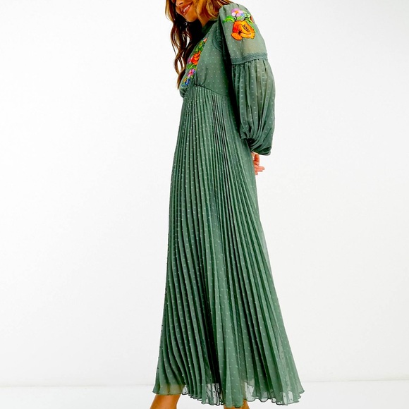 ASOS DESIGN CURVE FLORAL EMBROIDERED
NWOT LONG SLEEVE PLEATED DRESS - Picture 4 of 4